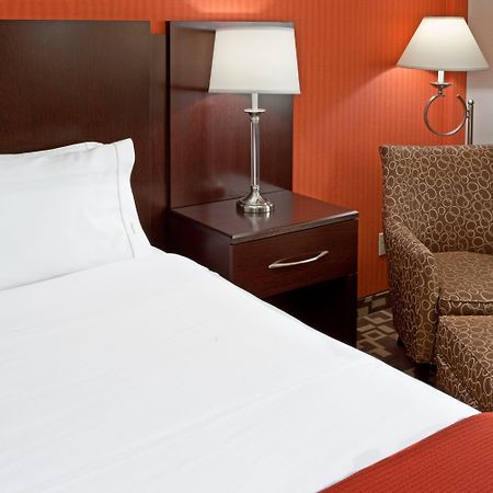 Holiday Inn Express Maspeth By Ihg Нью-Йорк Екстер'єр фото