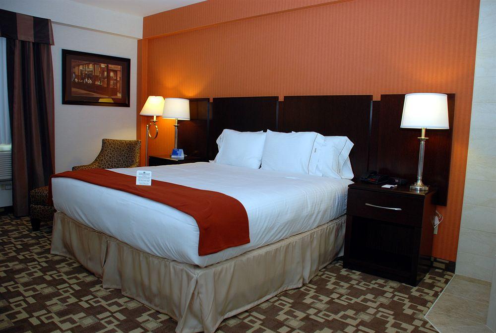Holiday Inn Express Maspeth By Ihg Нью-Йорк Екстер'єр фото