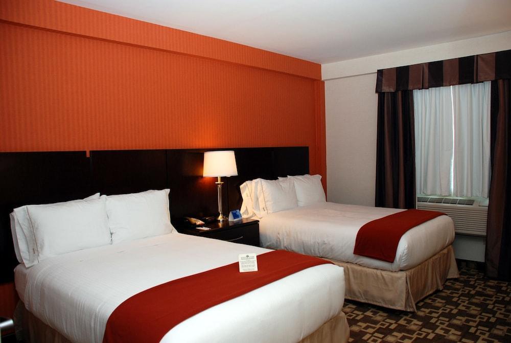 Holiday Inn Express Maspeth By Ihg Нью-Йорк Екстер'єр фото