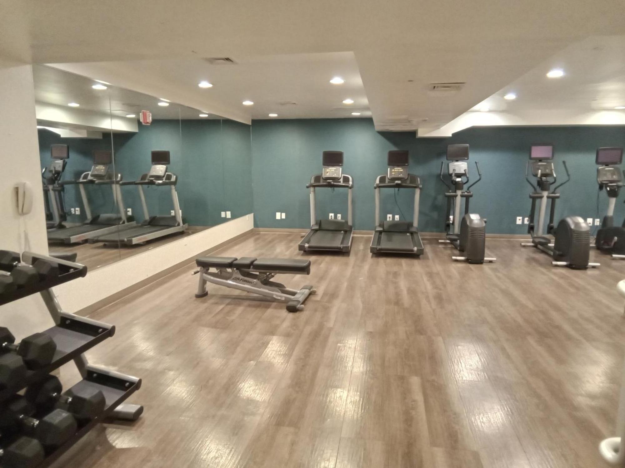 Holiday Inn Express Maspeth By Ihg Нью-Йорк Екстер'єр фото