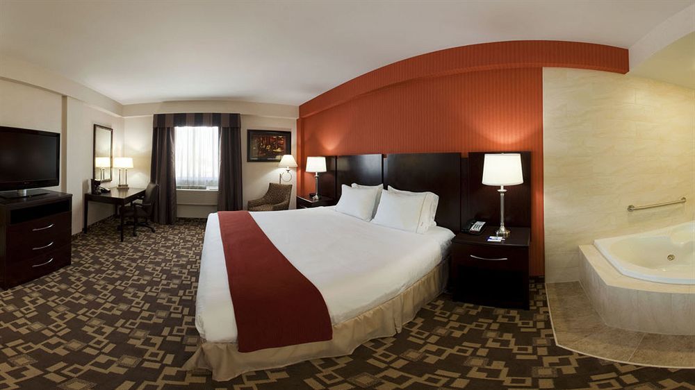 Holiday Inn Express Maspeth By Ihg Нью-Йорк Екстер'єр фото
