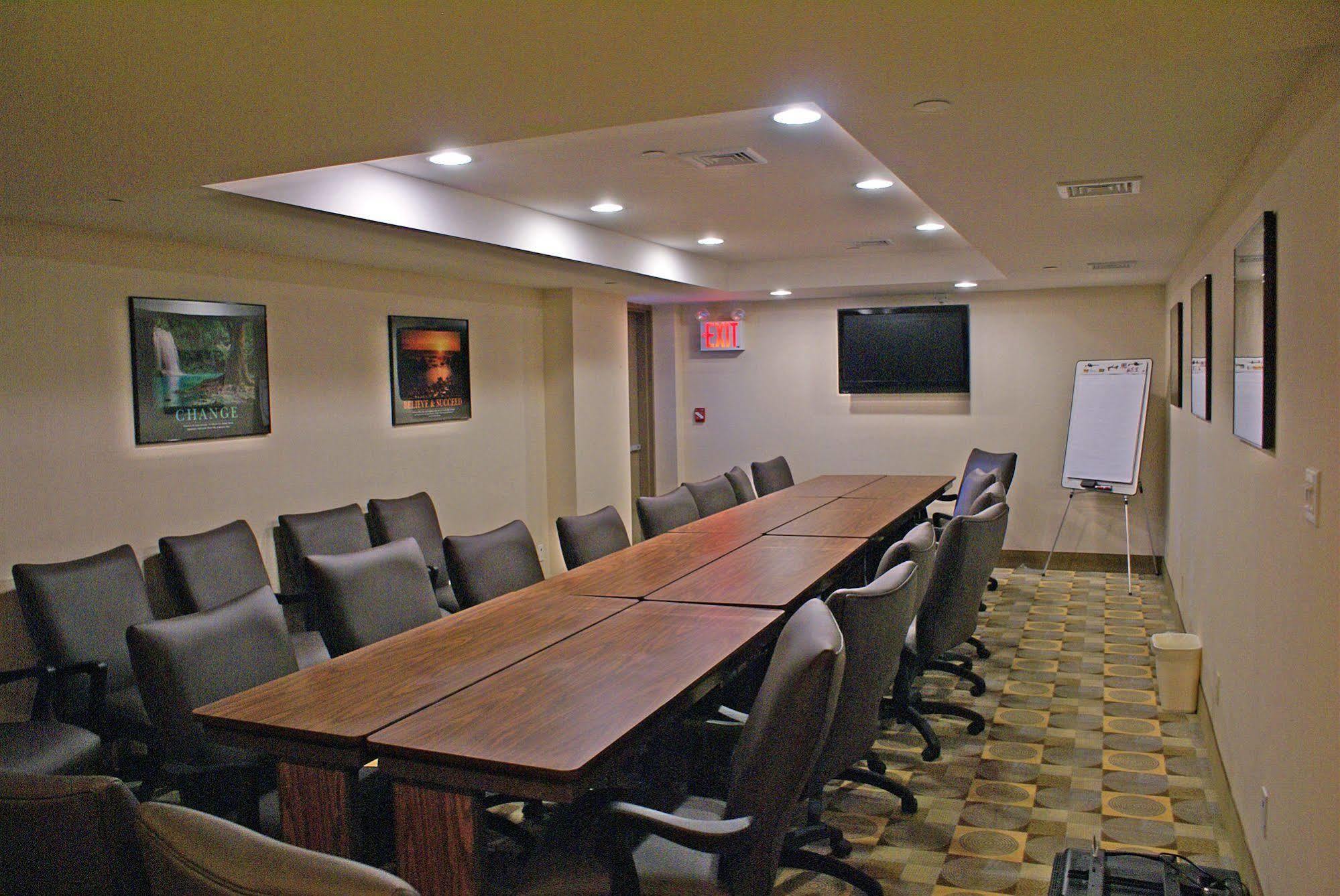 Holiday Inn Express Maspeth By Ihg Нью-Йорк Екстер'єр фото
