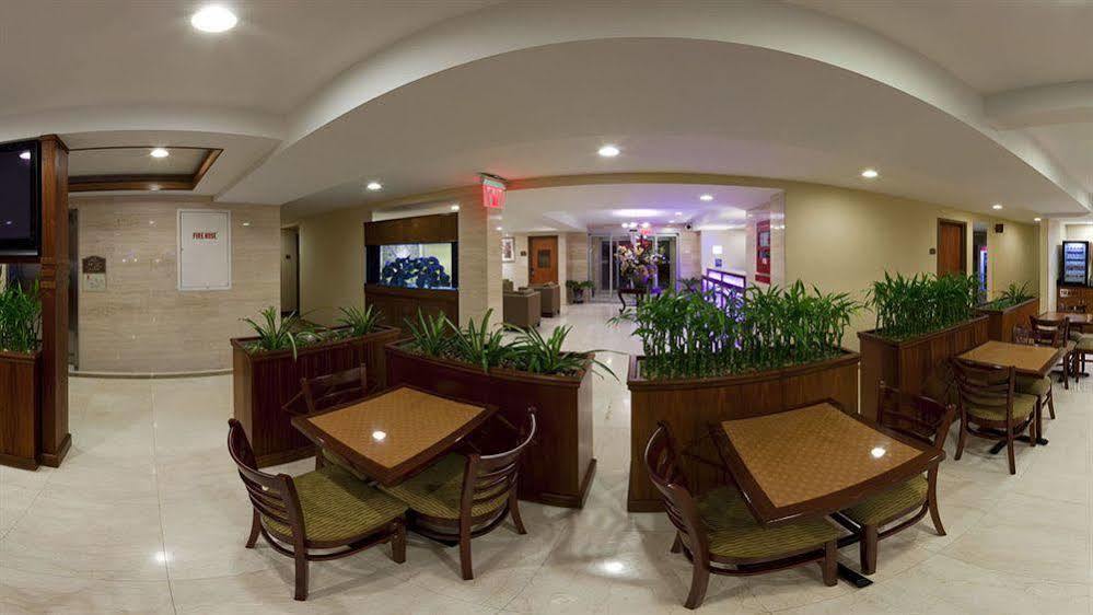 Holiday Inn Express Maspeth By Ihg Нью-Йорк Екстер'єр фото